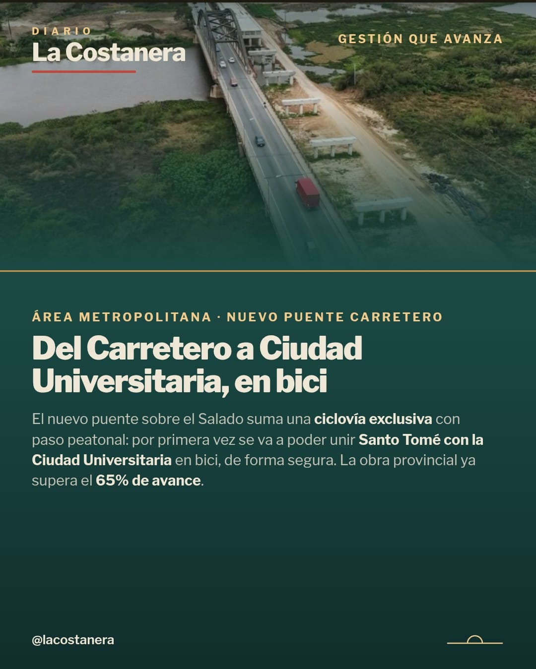 Placa de La Costanera: vista aérea del nuevo puente carretero sobre el río Salado, con el título "Del Carretero a Ciudad Universitaria, en bici"