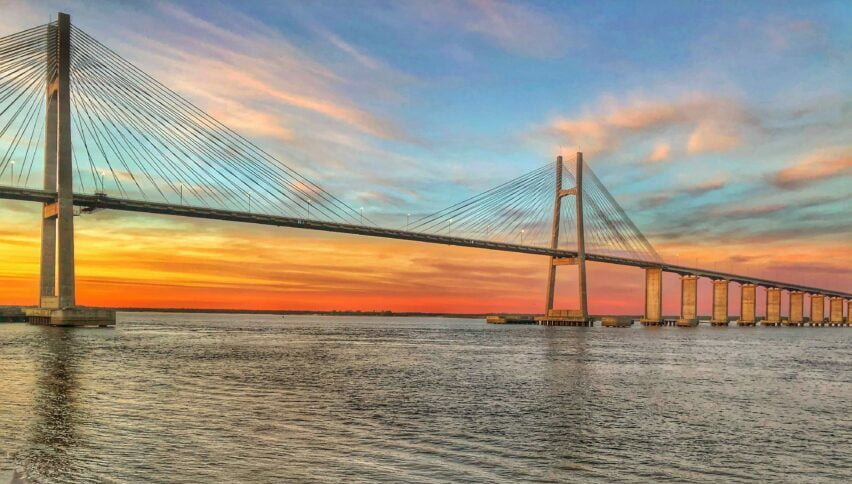 El puente Rosario–Victoria sobre el río Paraná al atardecer