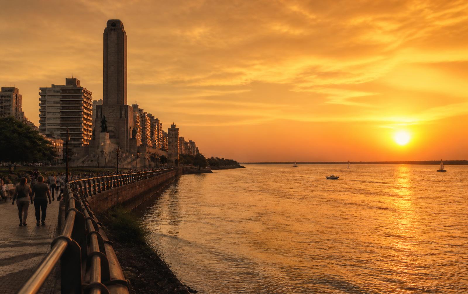 Atardecer sobre el río Paraná en la costanera de Rosario, con el Monumento a la Bandera al fondo